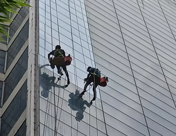 outside glass cleaning service image
